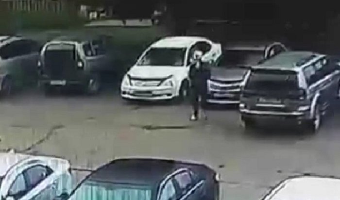 63-летняя братчанка царапала машины для того, чтобы освободить парковочное место (Видео)