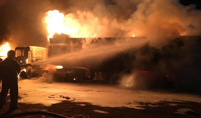 30 тонн масла и 2 грузовика сгорели в Усть-Куте