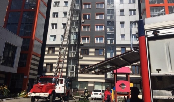 Иркутские пожарные потушили возгорание в квартире 14-этажного дома (Видео)