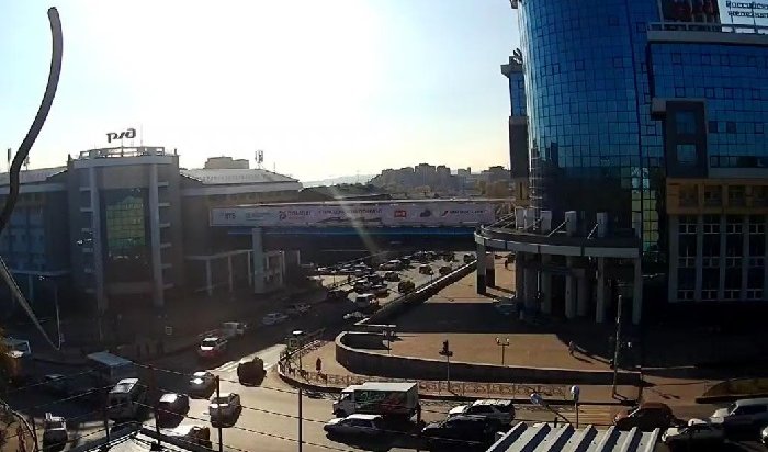 В Иркутске сотрудники ДПС устанавливают виновника нескольких ДТП (Видео)