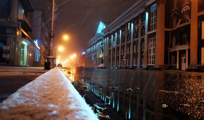 В Иркутске устраняют последствия снегопада