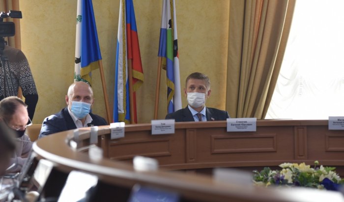 Председатель Думы Иркутска Евгений Стекачев предложил депутатам оказать поддержку врачам поликлиник
