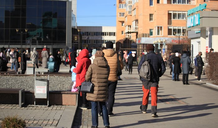 «Стоим 2,5 часа» — очереди в Иркутске на сдачу теста на коронавирус (Видео)