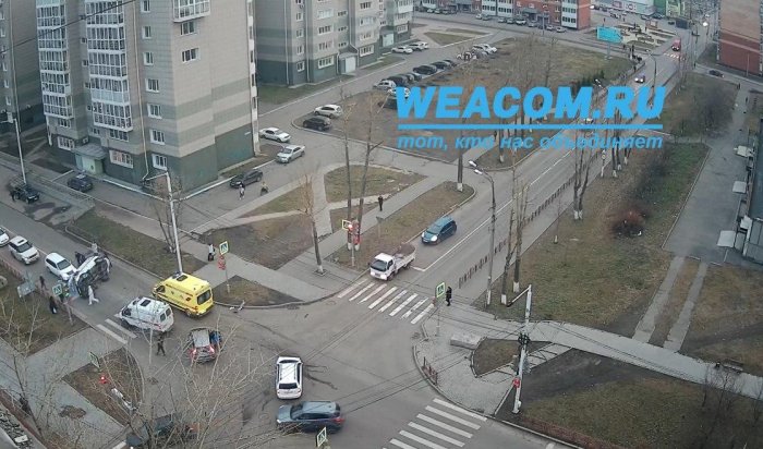 В Иркутске на пересечении улиц Мира и Муравьева в результате ДТП перевернулась скорая помощь (Видео)