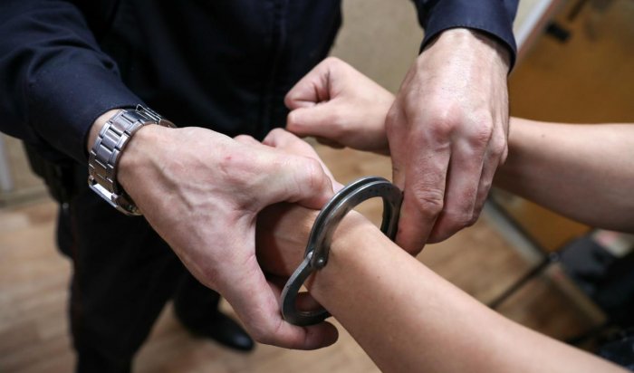 Двое мужчин в Иркутске пытались перебросить наркотики заключенным с помощью пневмопушки