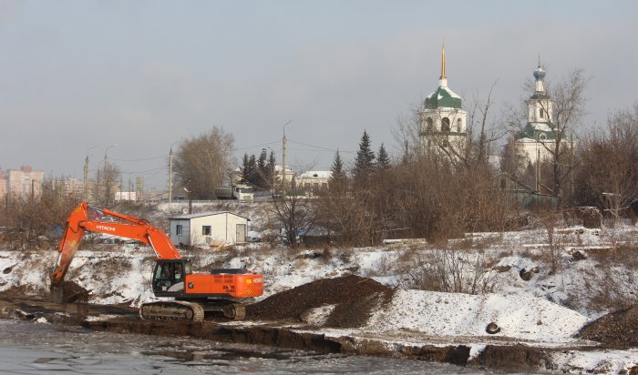 В Иркутске приступили к расчистке русла реки Ушаковки