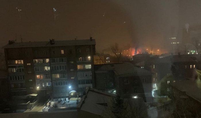 Из горящего деревянного дома в Иркутске эвакуировали 15 человек (Видео)