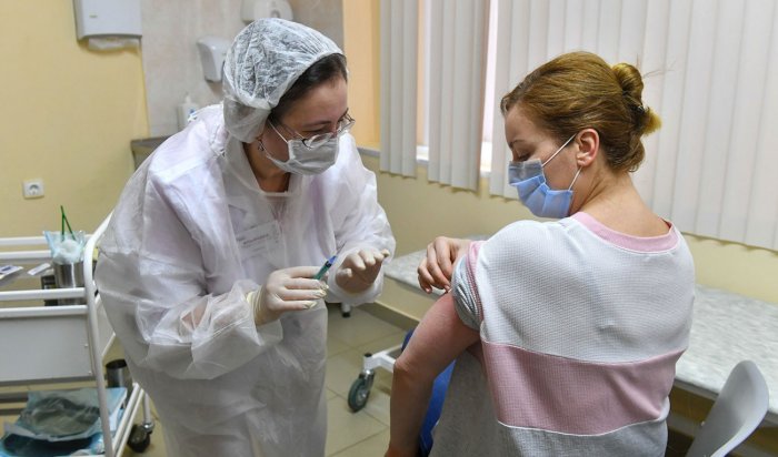 В Иркутской области началась вакцинация врачей и учителей от коронавируса
