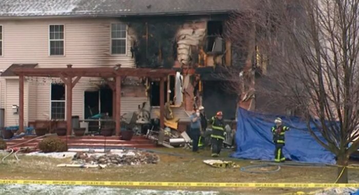 В Мичигане самолет упал на жилой дом