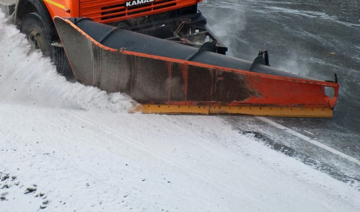 Из-за сильного снегопада дорожники круглосуточно работают на трассе Р-258 «Байкал»
