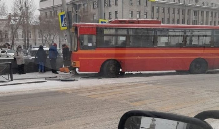 Автобус №90 въехал в столб на сквере Кирова в Иркутске