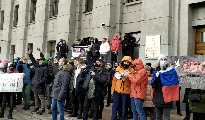 Как проходит несанкционированный митинг в Иркутске