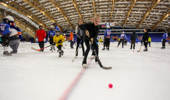 Хоккеисты «Байкал-энергии» провели мастер-класс для детей врачей из коронавирусных госпиталей (Фоторепортаж)