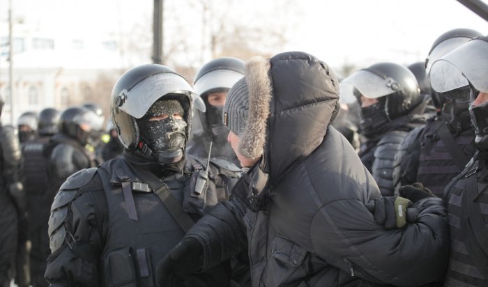 На несанкционированном митинге в Иркутске начали задерживать протестующих