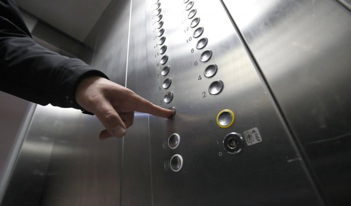 Из-за неисправности лифта жительница Иркутска получила травму спины