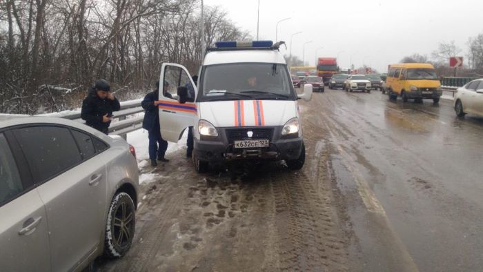 ДТП с участием 17 автомобилей и автобуса произошло на Кубани, есть пострадавший