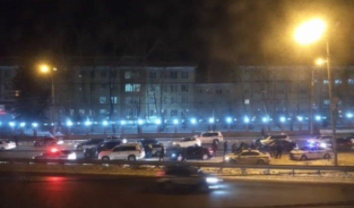 Сотрудники ДПС и ОМОНа проводят массовые проверки автомобилей в Иркутске