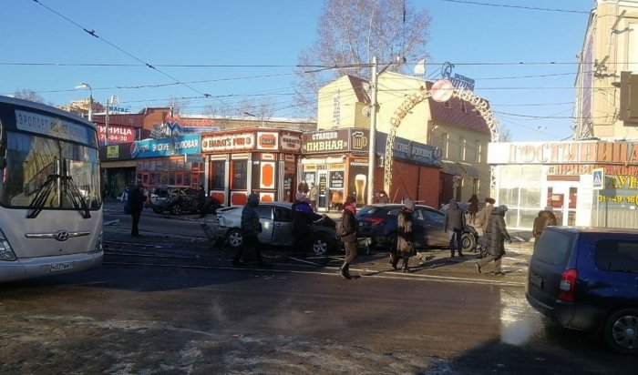 Авария в районе железнодорожного вокзала в Иркутске: трамвай из-за отказа тормозов протаранил 9 автомобилей (Видео)