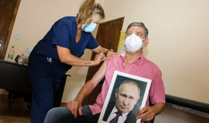 Мэр города в Аргентине привился от коронавируса с портретом Путина в руках