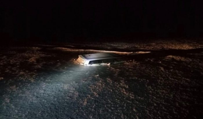 Три человека спаслись из автомобиля, провалившегося под лед на Байкале