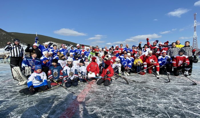 Звезды хоккея с шайбой провели матч на льду Байкала