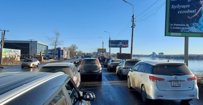 6-километровая пробка образовалась в Иркутске на улице Сурнова в результате ДТП (Видео)