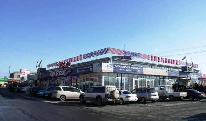 Начался снос незаконной постройки на рынке «Знаменский» в Иркутске