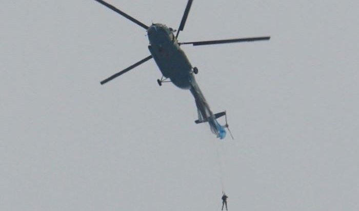 В Забайкалье парашютист зацепился за хвост вертолета прямо во время прыжка (Видео)