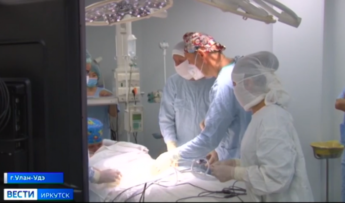 Иркутский хирург Юрий Козлов прооперировал новорожденного в Улан-Удэ (Видео)
