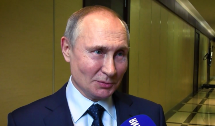 Путин допустил снятие коронавирусных ограничений в России к концу лета (Видео)