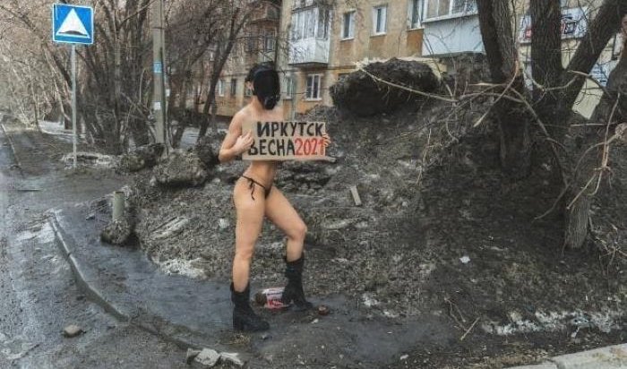 Иркутянка привлекла внимание к проблемам городских дорог, сфотографировавшись в нижнем белье
