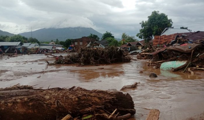 Более 50 человек погибли во время оползней и наводнений в Индонезии