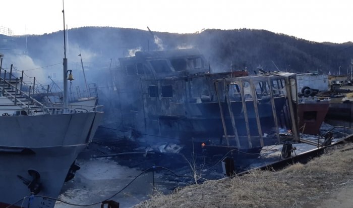 Два катера сгорели в поселке Никола Иркутского района