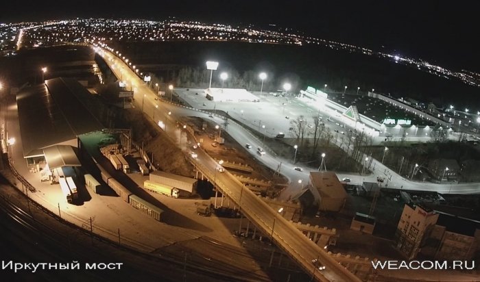 В Иркутске водитель врезался в ограждение на Иркутном мосту (Видео)