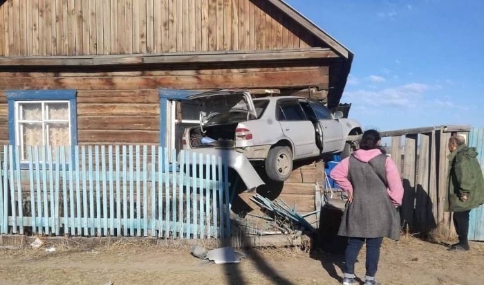 В Бурятском поселке машина влетела в дом на высоту полутора метров