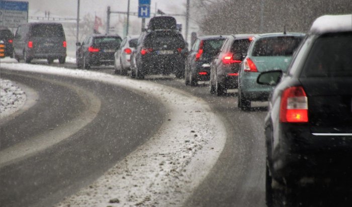 Из-за снегопада в Иркутске автомобилисты попали в многочисленные ДТП (Видео)