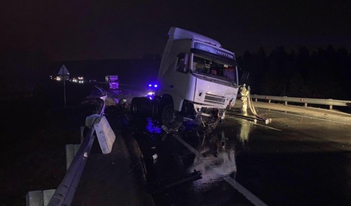 В ДТП  под Иркутском с участием большегруза погиб один человек, еще трое пострадали