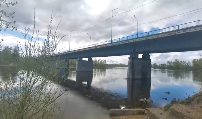 В Ангарске полицейский спас мужчину, который хотел спрыгнуть с моста