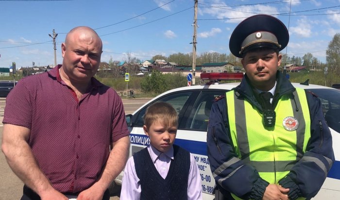 В Иркутске автоинспектор помог экстренно доставить в больницу ребенка с открытой раной (Видео)