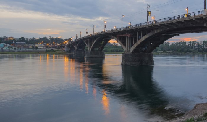 Полицейский из Иркутска убедил девушку не прыгать с Глазковского моста в Ангару