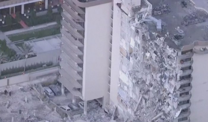Во Флориде частично обрушился 12-этажный жилой дом (Видео)