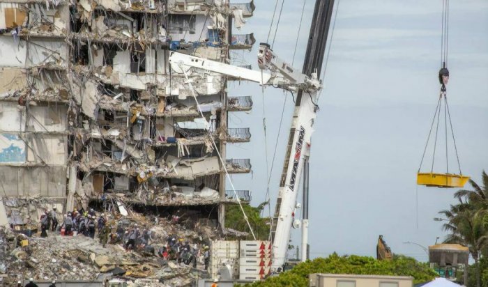 Во Флориде прекратили поиски выживших под обломками рухнувшего 12-этажного дома