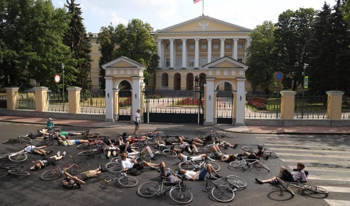В Петербурге у Смольного велосипедисты устроили акцию