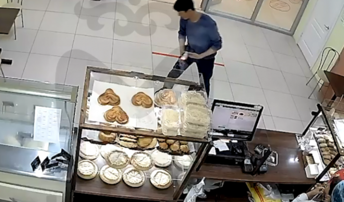 В Набережных Челнах неизвестный ворвался в пекарню и поджёг дымовую шашку (Видео)