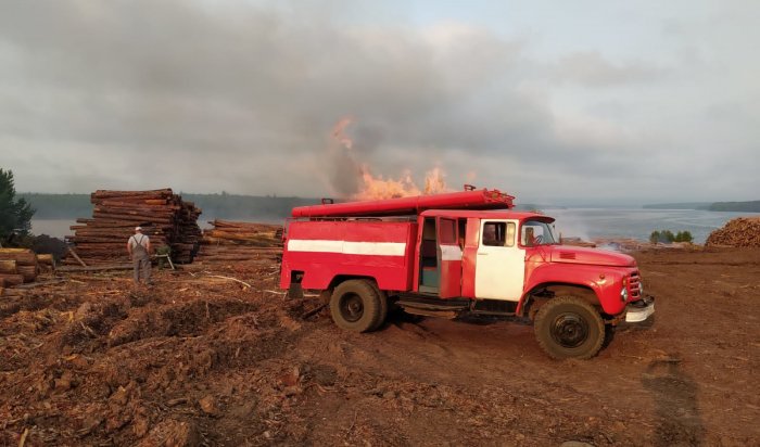 В Братском районе вблизи поселка спасатели ликвидируют крупный пожар (Видео)