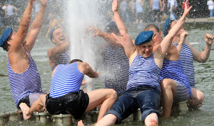 Власти Санкт-Петербурга пригрозили отключить фонтаны в День ВДВ