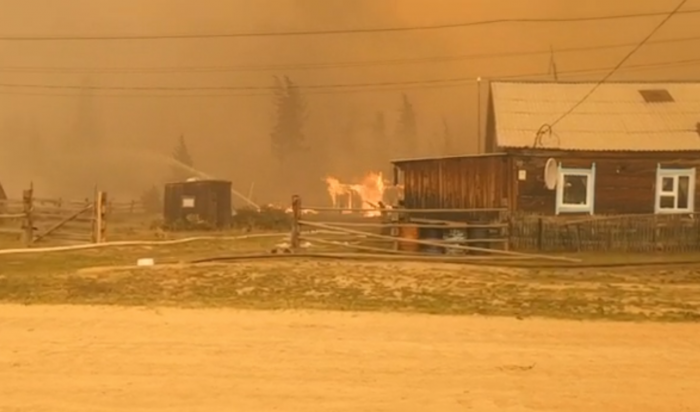 Лесной пожар из-за сильного ветра дошел до села Бясь-Кюель в Якутии (Видео)