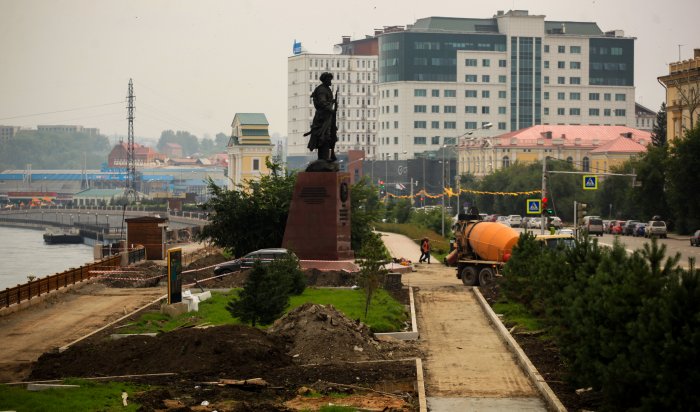 На Цесовской Набережной в Иркутске идут масштабные работы на пешеходной части дороги (Фоторепортаж)