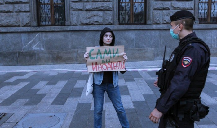 В Москве журналисты вышли на одиночные пикеты против присвоения статусов «иноагенты»