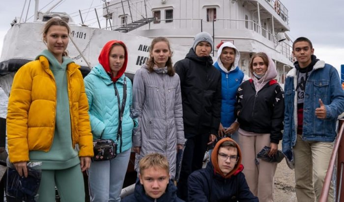 Научно-исследовательское судно «Академик Коптюг» вместе со школьниками отправилось в недельную экспедицию по Байкалу